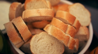 "Пятерочка"  и "Перекресток" раздадут нуждающимся хлеб с истекающим сроком годности  