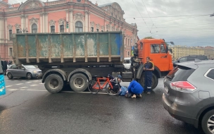 Врачи Мариинской больницы спасли попавшую под КамАЗ велосипедистку