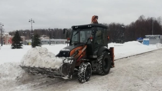 Петербургские теплоэнергетики присоединились к уборке льда и наледи