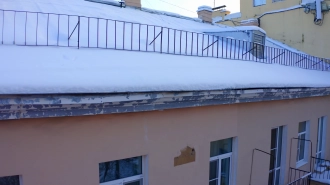 В Петербурге очистили крыши 906 соцобъектов