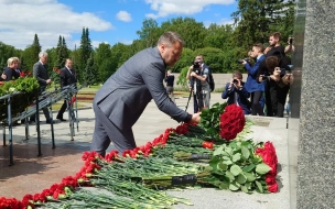 На Пискаревском кладбище возложили цветы в День памяти и скорби