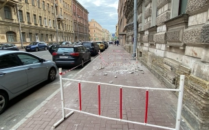 В Петербурге упала лепнина с фасада дома на Рылеева