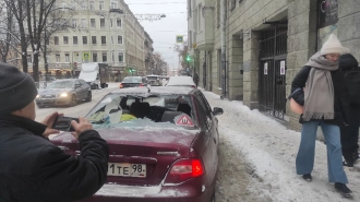 Сосулька разбила стекло автомобиля на Петроградской стороне