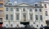 Компания "Я хочу быть твоей канарейкой" арендовала особняк в центре Петербурга