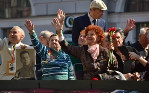 В Петербурге ветераны и блокадники получили выплаты к 80-летию "Дороги жизни"