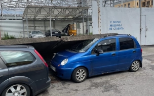 Бетонный забор рухнул на машины на Минеральной улице