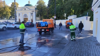 К юбилею Александра Невского площадь перед Лаврой помыли с шампунем