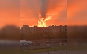 На Парашютной петербуржцы заметили необычный закат
