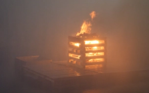 На Коломяжском проспекте  пожарные тушили бытовку