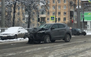 На Торжковской столкнулись два "Хендая" и "Мерседес"