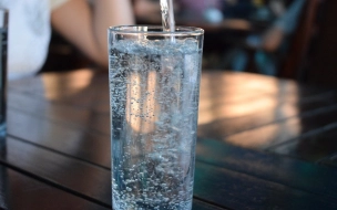 Петербуржцам рассказали, сколько нужно пить воды во время аномальной жары