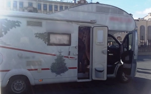Мужчина пытался обворовать чужой автодом в центре Петербурга