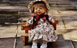 В Невском районе на лужайке нашли трехлетнюю испуганную девочку