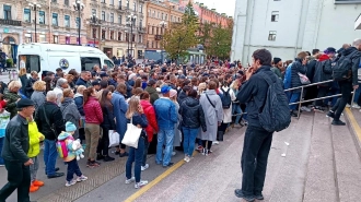 Петербуржцы стоят в огромной очереди у входа на станцию "Василеостровская" 