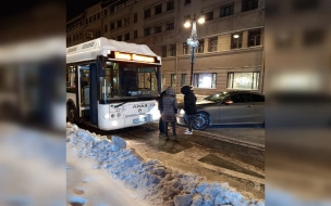 На Невском из-за аварии автобуса и "Мерседеса" образовалась пробка