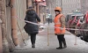 Коммунальщики подвергли опасности жизни петербуржцев во время уборки крыши от снега