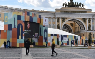 На Дворцовой площади в дни книжного салона установят арт-объекты и 4-метровую террасу