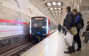 На красной линии петербургского метро вечером возникли перебои с движением