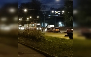 На трамвайных путях столкнулись автомобили на Маршала Говорова