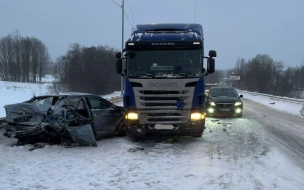 В массовом ДТП на 96-м километре автодороги "Нарва" пострадала женщина