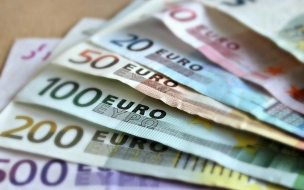 Центробанк повысил официальный курс евро на среду до 82,6 рубля 