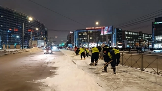 Комитет по благоустройству Петербурга показал, как в городе круглосуточно борются со снегом