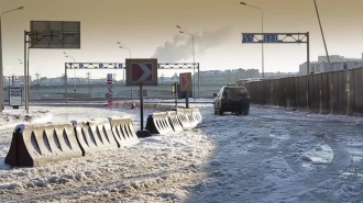 Из-за гололеда фуры образовали пробку в Курьерском проезде