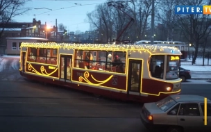 В Петербурге возобновил работу туристический трамвай