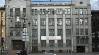 Фасад Дома просветительных учреждений на Обводном канале ждет реставрация