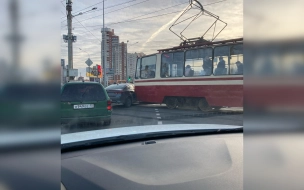 На Стачек трамвай влетел в иномарку Kia