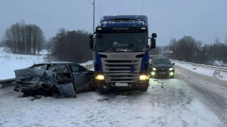 В массовом ДТП на 96-м километре автодороги "Нарва" пострадала женщина