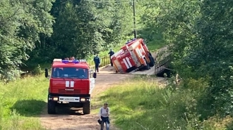 Настил деревянного моста в Пикалево провалился под пожарной машиной