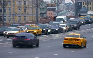 Петербургским таксистам рассказали, как не менять цвет авто еще пять лет