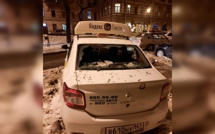В центре Петербурга упавшие сосульки с крыш разбили стекла автомобилей