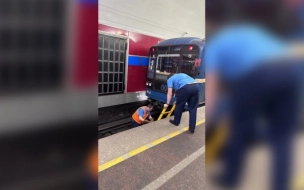 Мужчина, упавший на рельсы в петербургском метро, умер в реанимации