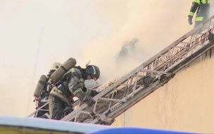 В Москве в пожаре пострадал мужчина весом 250 кг. Его пытаются забрать на скорой