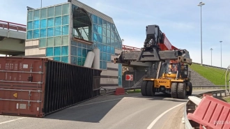 Съезд на транспортной развязке КАД с Пулковским шоссе перекрыт из-за уборки контейнера