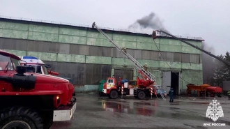 В Кемеровской области тушат пожар в промзоне