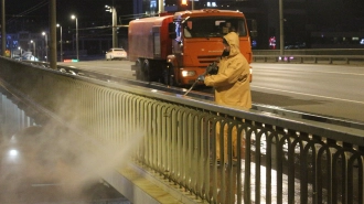 "Мостотрест" продолжает очистку мостов и набережных Петербурга