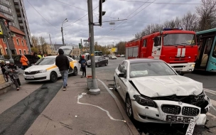 На Новочеркасском проспекте столкнулись машина такси и BMW