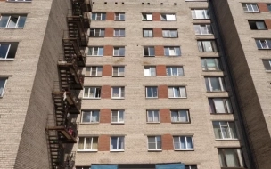Девушка погибла при падении с седьмого этажа в Колпино