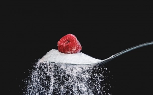 Цены на сахар в магазинах Петербурга оказались выше заявленных сетями