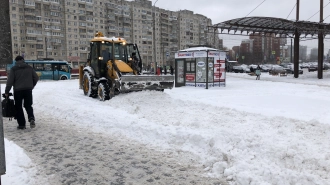 Петербуржцев попросили не сбрасывать снег в реки и каналы