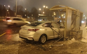 На Пискаревском проспекте Hyundai протаранил остановку