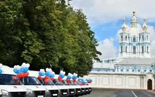 Многодетные семьи получили в подарок от Петербурга пассажирские микроавтобусы