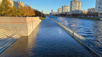 Из-за ветра затопило набережную реки Смоленки