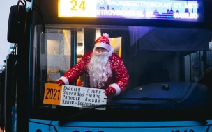 В Петербурге запустили автобус с водителем Дедом Морозом
