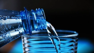 Ученые нашли около 400 химических соединений в бутилированной воде 