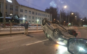 На Светлановском  опрокинулся автомобиль