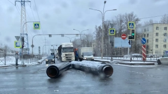 Большегруз растерял трубы на перекрёстке Ленинского и Кубанской